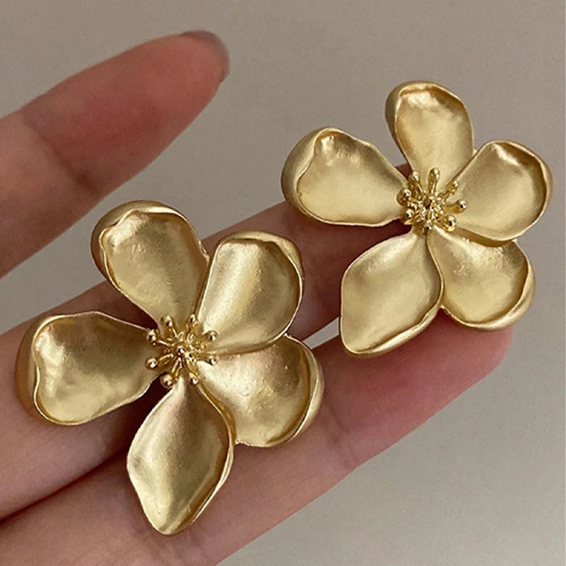 Pendientes vintage de flores doradas: elegancia atemporal para cualquier ocasión